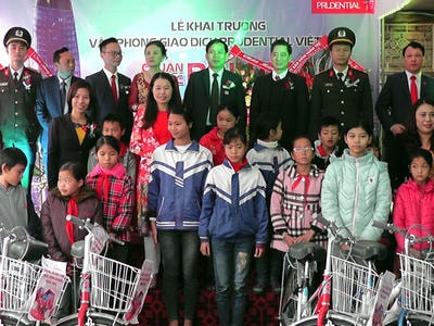 16 học sinh nghèo được trao tặng xe đạp 'Tiếp sức đến trường'