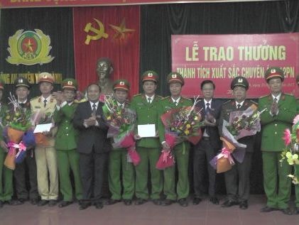 Trao thưởng ban chuyên án bắt gần nửa tấn pháo