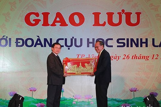 100 cựu học sinh Lào sang thăm trường học và thầy cô giáo cũ tại Nghệ An