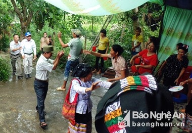 Dội nước lạnh vào nhà trai ngày đón dâu ở Nghệ An