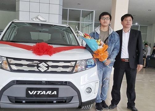 Nam sinh Nghệ An 21 tuổi dùng tiền làm thêm mua ô tô 800 triệu tặng bố