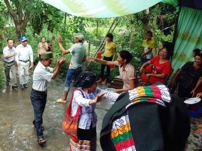 'Dị' màn dội nước lạnh nhà trai ngày đón dâu ở Nghệ An