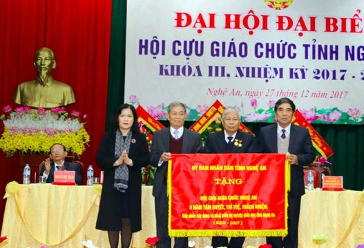 Nhà giáo nhân dân Lê Văn Phớt tái đắc cử Chủ tịch Hội Cựu giáo chức Nghệ An