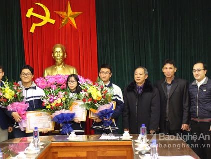 Thái Hòa: Trao thưởng cho học sinh đạt giải 'Tự hào Việt Nam'