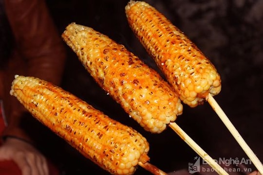 Kiếm gần triệu đồng mỗi đêm từ bán ngô, khoai nướng