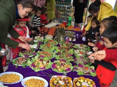 Trường vùng cao tổ chức tiệc buffet đón chào năm mới cho học sinh