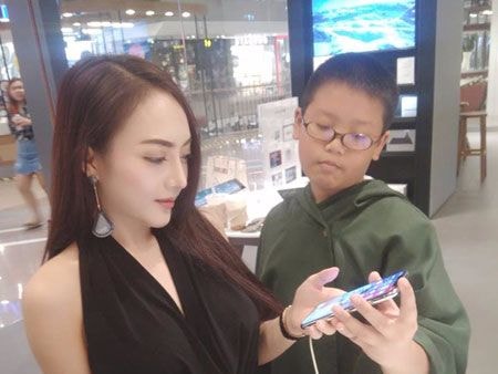 Cậu bé 10 tuổi gây xôn xao khi hẹn hò với người mẫu nổi tiếng