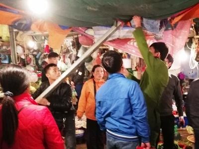 Thanh sắt từ công trình chung cư rơi xuống chợ, tiểu thương khiếp sợ