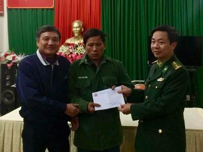 Cứu sống một ngư dân trôi dạt trên biển giữa đêm