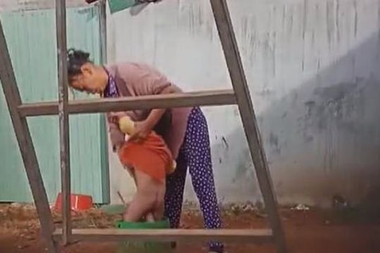 Điều tra vụ người trông trẻ bạo hành cháu bé 2 tuổi