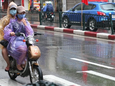 Trời mưa, có nên đi xe đạp điện?