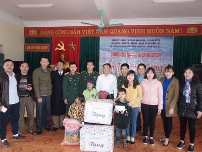 Nhiều suất quà đến với xã vùng cao Tam Hợp