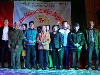 Trao 50 triệu đồng cho 5 gia đình đặc biệt khó khăn ở Đô Lương