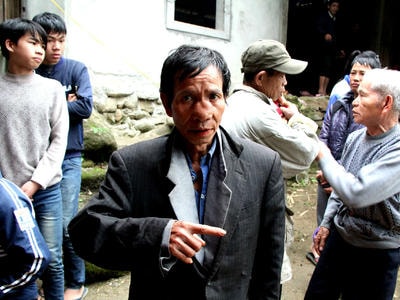 Bị nữ sinh cắn, thầy mo phải đi tiêm phòng