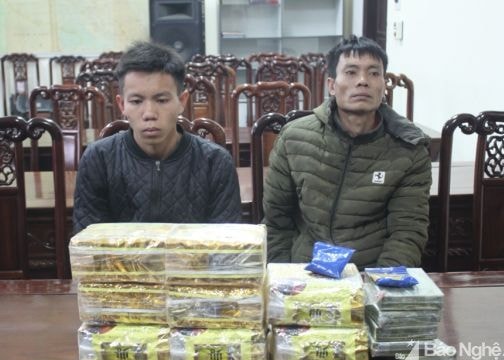 Hai cha con vận chuyển 5 bánh heroin, 8kg ma túy dạng đá