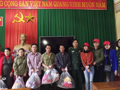 Trao 'Áo ấm mùa đông biên cương' cho hộ nghèo ở Kỳ Sơn