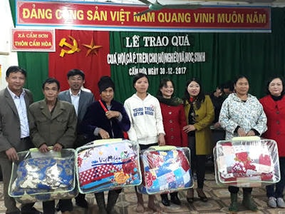 Tặng áo ấm và chăn cho học sinh và hộ nghèo ở Anh Sơn