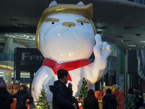 Trung Quốc: Trung tâm mua sắm dựng tượng linh vật giống Tổng thống Mỹ