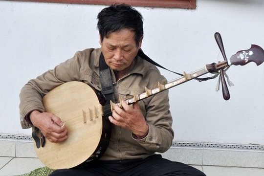 Lão nông sử dụng thuần thục 3 nhạc cụ dân tộc