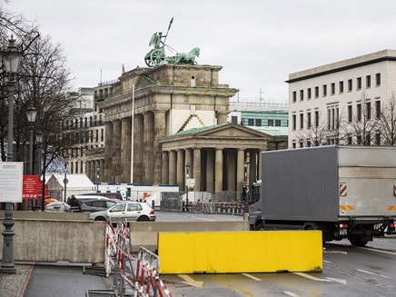 Phương Tây chuẩn bị đón giao thừa bằng rào chắn và bê tông