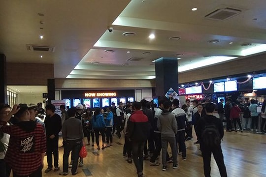 Các điểm vui chơi, ăn uống đông nghịt giới trẻ ngày cuối năm