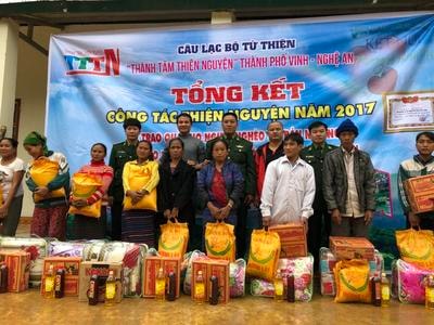 Bộ đội Biên phòng trao quà cho người nghèo xã Na Ngoi