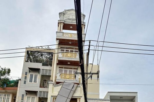 Lắp bảng quảng cáo, 3 người bị phóng điện nguy kịch