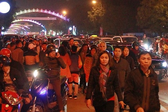 Đường tắc nghẽn khi cả biển người đổ về Quảng trường Hồ Chí Minh