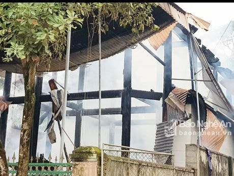 Hỏa hoạn thiêu rụi nhà sàn sáng mùng một Tết Dương lịch