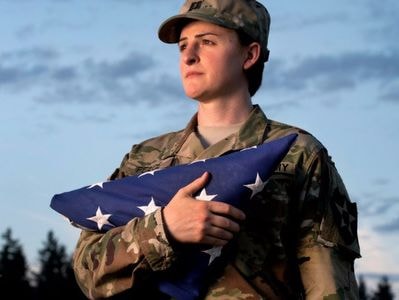 Quân đội Mỹ lần đầu chấp nhận tân binh là người chuyển giới