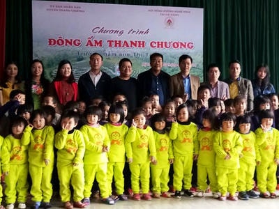 Trao hơn 6.300 bộ quần áo ấm cho học sinh mầm non Thanh Chương
