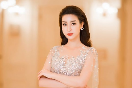 Đỗ Mỹ Linh khoe dáng với váy xuyên thấu