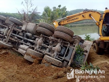 Xe chở cát lật nhào, tài xế lao khỏi ca bin