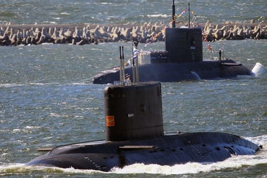 Tàu ngầm Nga chơi trò ‘mèo vờn chuột’ với Hải quân NATO