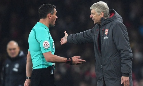 Wenger: “Trọng tài ở Ngoại hạng Anh mắc kẹt ở thời kỳ đen tối“