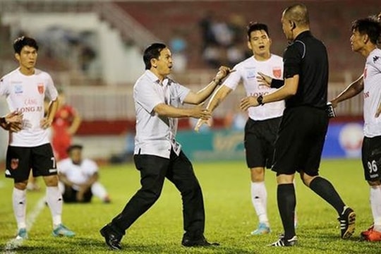 Long An và trưởng ban trọng tài VFF lọt Top hình ảnh xấu xí nhất năm 2017