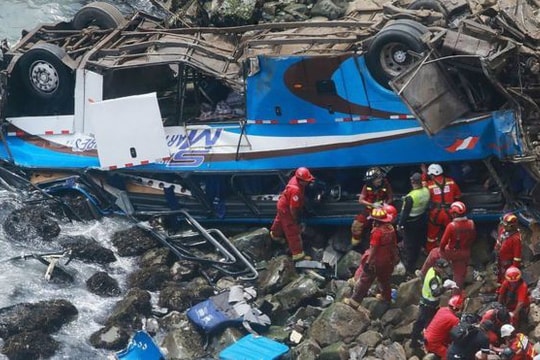 'Khúc cua ma quỷ' nuốt xe khách, 36 người thiệt mạng