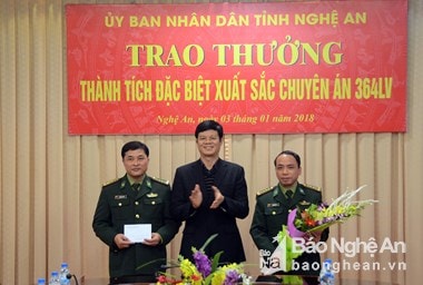 Trao thưởng chuyên án bắt đối tượng người Lào “cõng” 10 bánh heroin vượt dãy Trường Sơn