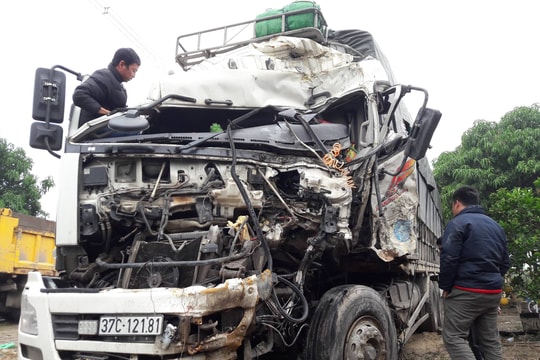 Cư dân mạng bức xúc vụ tài xế xe tải bị đâm tử vong, nhiều người tranh thủ 'hôi của'