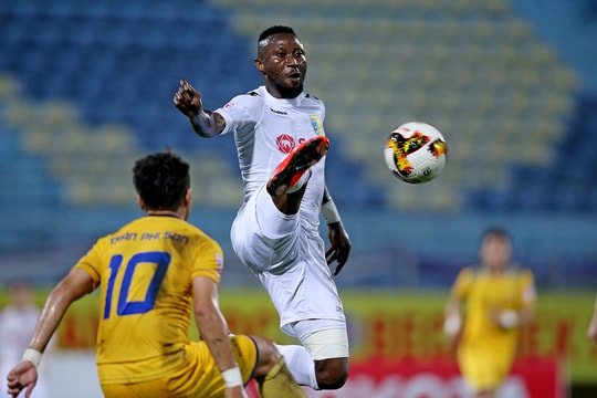 Những màn “hỏa mù” để giữ chân trụ cột tại V.League 