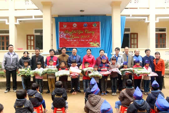 Hàng ngàn suất quà đến với trẻ em vùng cao Con Cuông, Kỳ Sơn