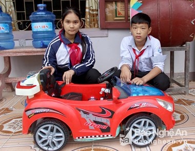 Học sinh THCS chế tạo phao cứu hộ ô tô bị ngập lụt.