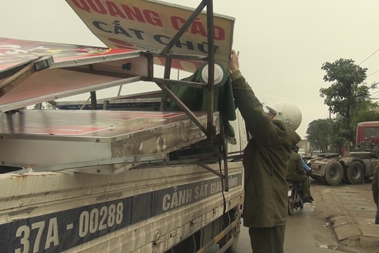 Nghi Lộc: Thu giữ hơn 100 biển quảng cáo trái phép ở thị trấn