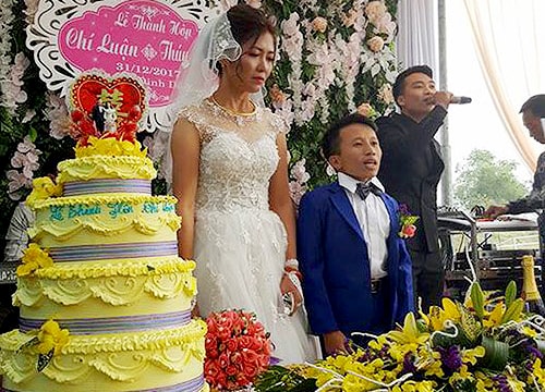 Đám cưới của chú rể thấp hơn cô dâu nửa mét