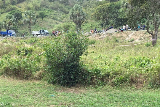 Phát hiện thi thể cô gái chăn dê không quần áo trên núi 