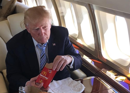 Nhà báo Mỹ nói Trump thích đồ ăn nhanh vì sợ bị đầu độc