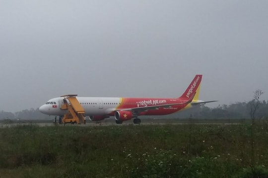 Thời tiết xấu, hàng trăm khách hàng bị mắc kẹt ở sân bay Vinh