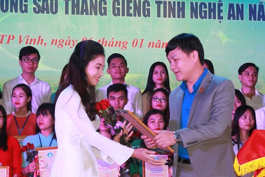 Nghệ An: Tuyên dương 72 Sao Tháng Giêng và sinh viên 5 tốt 