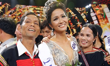 Tân Hoa hậu Hoàn vũ Việt Nam 2017 nghẹn ngào hạnh phúc  trong vòng tay bố mẹ 