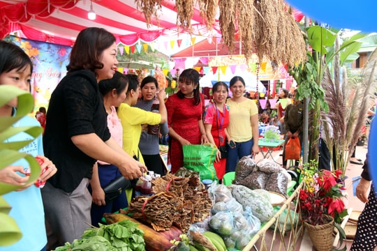 Độc đáo hội chợ Xuân cho trẻ vùng cao